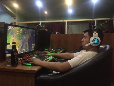 網(wǎng)吧青年到電競(jìng)新星 蘋果代工廠里的別樣天地